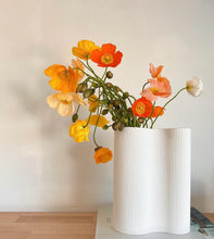 Load image into Gallery viewer, INFINITY VASE - SNOW
